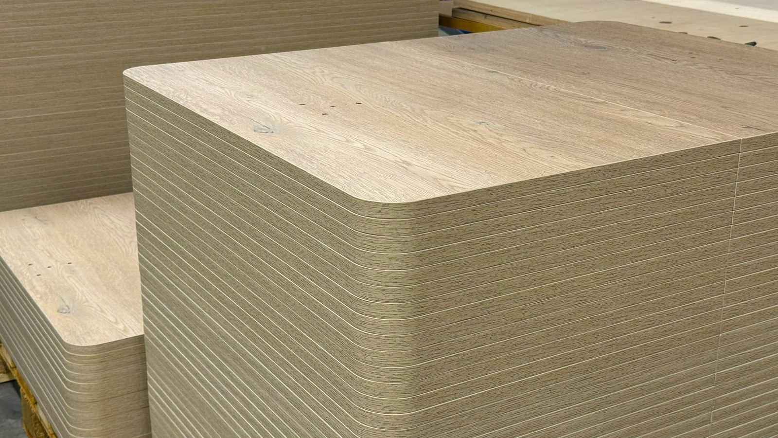 Stapel panelen met kantenband in houtdecor