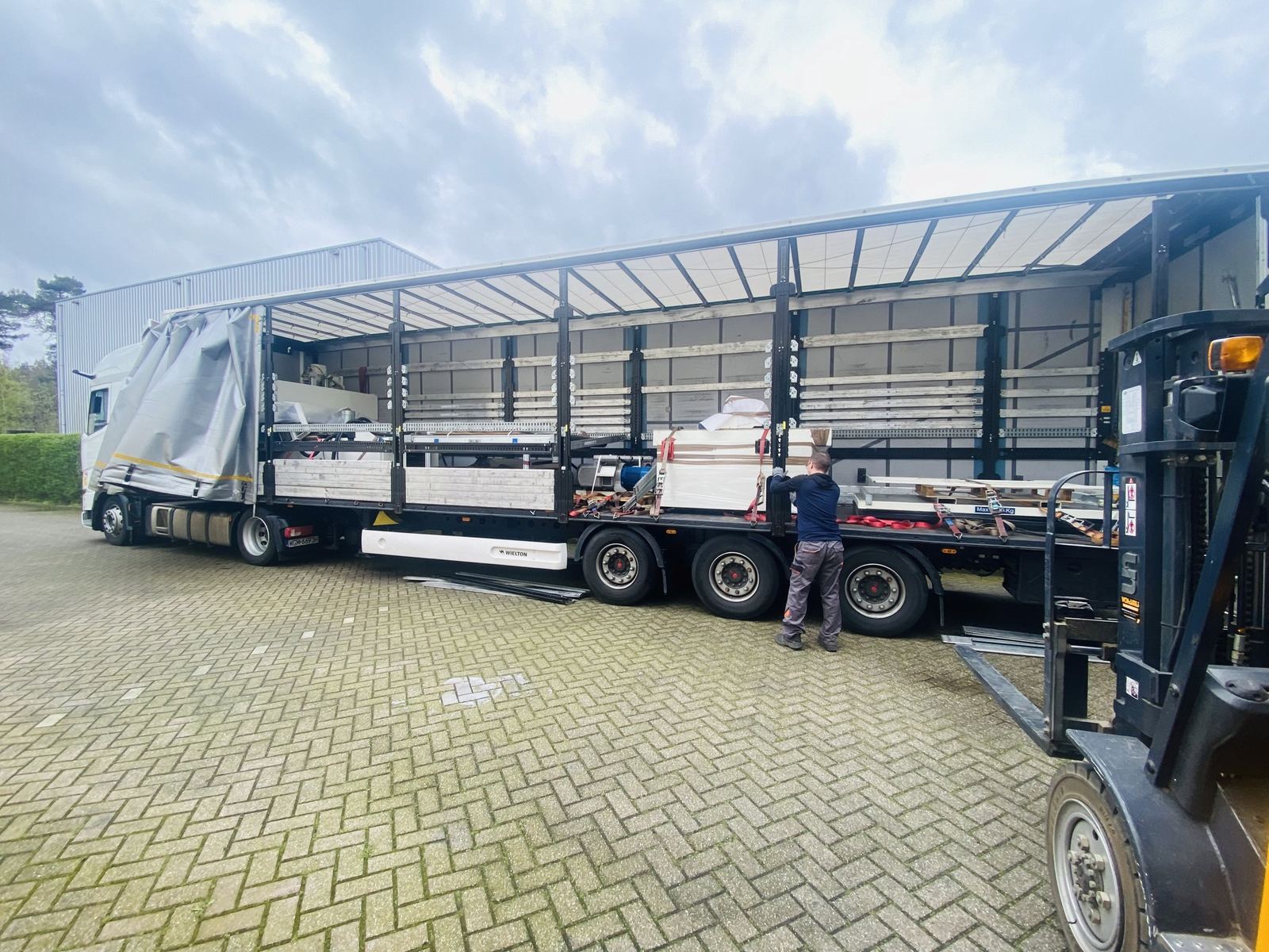Vrachtwagen van Lenselink wordt geladen met kasten